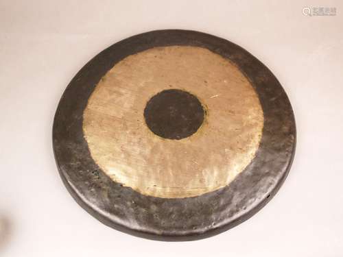 Gong - circular sound body of yellow bronze or brass, partially blackened, with<br />calligraphy, D.ca.37,5cm, old label's remnant, China around 1900