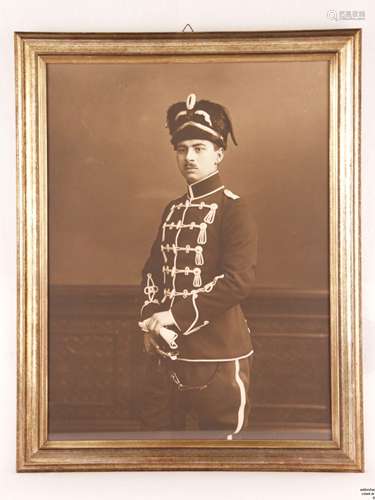 Atelierfotografie - Portrait eines jungen Mannes in Husarenuniform mit Attila-Waffenrock<br />und Pelzmütze, Größe der Fotografie ca.48x36, unter Glas gerahmt