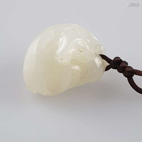 Jade pendant / Talisman - China, Qing Dynasty, Hotan in Xinjiang, white Hetian jade,<br />filigree carving in the shape of a sheep, finely polished, ca.2,8x2cm, weight ca.12g