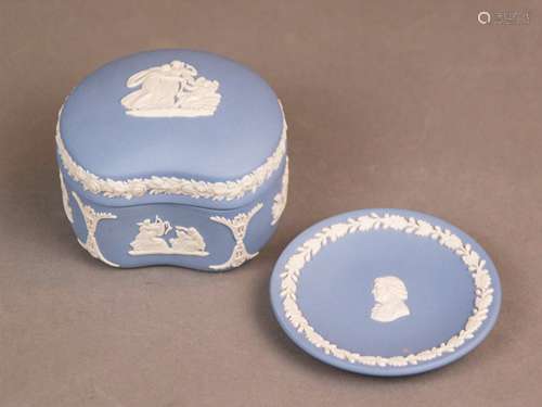 Deckeldose und Wandteller - Wedgwood, England, Jasperware in Wedgwoodblau, weißer<br />Reliefdekor 1x Deckeldose mit antikisierenden Figuren und floralem Muster, H.ca.4,5cm, 1 kleiner Wandteller mit Herrenporträt, D.ca.7,7cm, Alters- bzw. Gebrauchsspuren