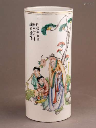 Hatstand - China 20th century, porcelain with polychrome onglaze painting, on the front<br />side multicolored outdoor scene as well as Chinese calligraphy, gold rim partly rubbed, unmarked, H./D.ca.28/12cm