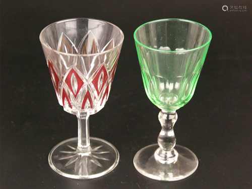 Zwei Sherrygläser - 1x Glas mit Kuppa aus Uranglas, annagelb, Olivenschliff, Stand und<br />Balusterschaft aus Klarglas, H.ca.13,3cm; 1x Klarglas, teils rot gebeizt, Stand mit Sternschliffdekor, Kuppa mit geometrischem Schliffdekor, H.ca.12,8cm