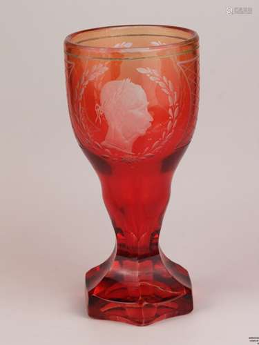 Pokalglas - Böhmen, rot, 6-eckiger Stand, Schaft facettiert, Ätzdekor mit Porträt von<br />Kaiser Franz Josef I. in Lorbeerkranz-Umrahmung und geometrischem Dekor, H.ca.20,5cm