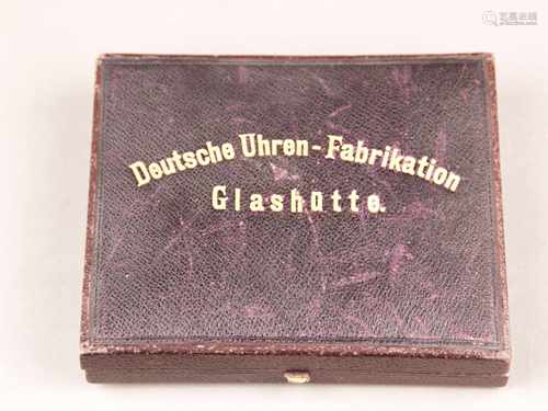 Uhrenkasten für Taschenuhr- Deutsche Uhren-Fabrikation Glashütte, Holzbox, außen: schwarz<br />mit goldfarbenem Schriftzug, innen: hochwertiger lilafarbener Veloursamt, zwei Schutz-Marken-Stempel A.Lange&Söhne, bez. 'Lange-Uhr, Ausgezeichnet mit 23 ersten Preisen', Fach für TU bis 55mm Durchmesser, Fach für Ersatzteile, im Deckel Steckfach für Einleger, Gebrauchsspuren, ca.12x9,8x2,5cm