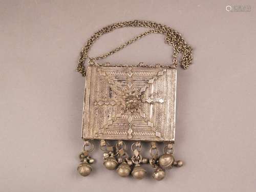 Silver amulet box / pendant - Yemen, metal alloys with silver content, filigree work with<br />complex silver overlays, rectangular shape with 6 hanging bells,  approx. 9,3x12x1,4cm, on chain, traces of age and wear