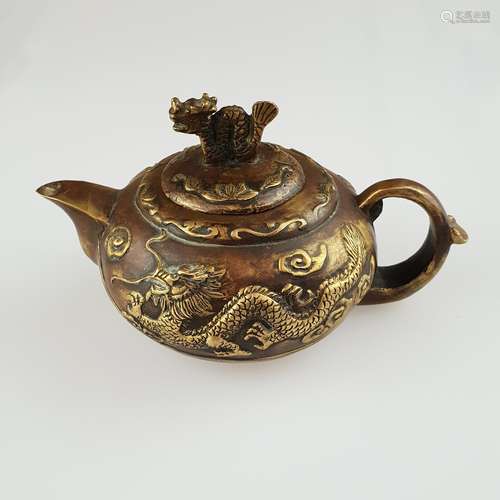 Teapot - China, bronze, spherical, pressed body, wall with two half-plastic dragons, lid<br />with fully plastic dragon figure,  4-character mark, signs of age, H.ca.8,5cm