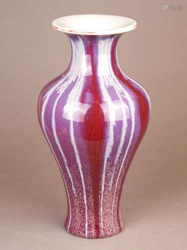 A Chinese flambé-glazed bottle vase, -19th/20thC,a baluster-shaped vase covered with a<br />wine-red and lavender streaked glaze, minor chips to the bottom, underglaze blue 4-character-mark.., H appr.30,5 cm