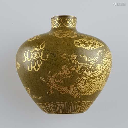 Snuffbottle - China, probably early 20th century, laterally flattened ''heart-shaped'' wall<br />with tea dust glaze, all around fine gold decoration: five-clawed dragon with flaming jewel among clouds as well as leaf and ruy head borders, in the bottom golden lettering ''Qianlong Nian Zhi'', partly slightly rubbed, without stopper, height 6,7cm.