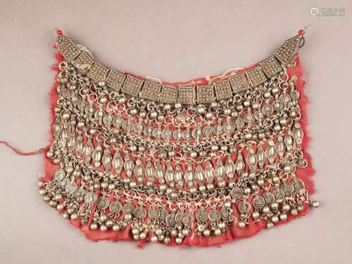 Necklace ''Labbe'' Yemen - probably 19th century, metal alloys with silver content, filigree<br />work with numerous elements, sewed on textile, signs of age and wear, ca.17,5x22cm, weight ca.221g