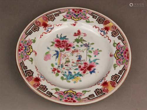 A Chinese Famille-rose Plate - China, Qing Dynasty, flat plate decorated in Famille Rose<br />enamels, slightly worn, slight chips to the gold rim, Dm.c.22,5cm