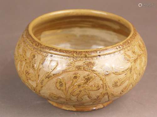 Bowl - China or Korea, deep bowl on stand ring, olive glaze with pressed-in tendril<br />decoration, inside glaze, bottom unglazed , partly H./Dm.9,5/13cm