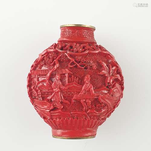 Snuffbottle - China 20th century, moon bottle-shaped body, on all sides red lacquer<br />decoration with animated Chinese architectural landscapes as well as meander and lotus leaf borders, h.ca.6cm, in the bottom black lacquer, with four-part mark: ''Qianlong nian zhi'', without stopper knob, broken cork plugged