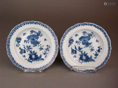 A pair of plates with blue painting - China, Qing Dynasty, decor in underglaze blue:<br />floral motifs and decorative borders, D.ca.23cm, not marked, glaze damage, fine hairline cracks