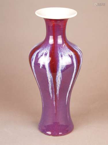 A Chinese flambé-glazed bottle vase, -19th/20thC, a baluster-shaped vase covered with a<br />wine-red and lavender streaked glaze, minor chips to the bottom, underglaze blue 4-character-mark.., H appr.30,5 cm