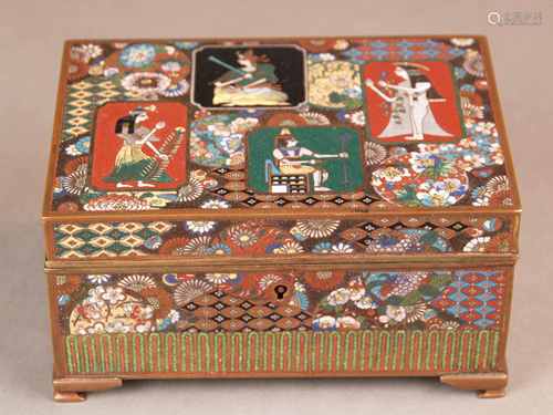 Cloisonné casket - Japan, circa 1900, rectangular body on 4 small corner feet, hinged lid,<br />all-round fine cloisonné enamel on brass, various medallions and flowers, lid with 4 registers with Egyptian motifs, inside with engraved dragon, Fuji mountain and inscription ''Sweet Remembrances Vicky '' in the lid, signs of age-related wear, key missing, HxWxD: ca.8,7x16,5x11,5cm