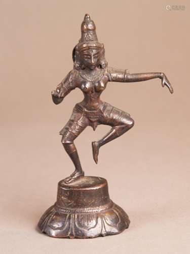 Tanzende Durga - Indien, Bronze, dunkelbraun patiniert, Bronzefigur der auf rundem<br />Lotossockel in Nrttamurtis-Tanzpose stehenden hinduistischen Schutzgöttin, der linke Arm ist in Arakala-Mudra (Flügelgeste) ausgestreckt, das Haupt ziert die Topfkrone (karanda-mukuta), Gesamthöhe ca.15,5cm, Gewicht ca.307g