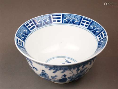 Klapmuts bowl - China, porcelain, painted in underglaze blue, surrounding landscape scenes<br />with figures in various leisure activities, inside medallion with scholars studying scrolls, inner edge with trigrams alternating with sacred mountains, which grow out of waves, outside decorated accordingly but with Shou character instead of trigrams, underglaze blue six-character mark ''Da Qing Kangxi Nian Zhi'' in double ring, height about 10 cm, diameter about 21 cm, this shell type with flattened, wide flag was called by dutch dealers ''Klapmuts'' after a headgear with a wide brim