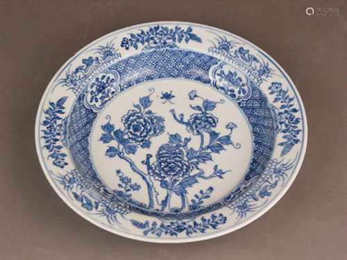 A Chinese underglaze blue plate - China, Qing Dynasty, plate with cobalt blue underglaze<br />decoration and greyish glaze,on the outside fungus depictions, two glaze chips to the rim, Dm approx.22cm