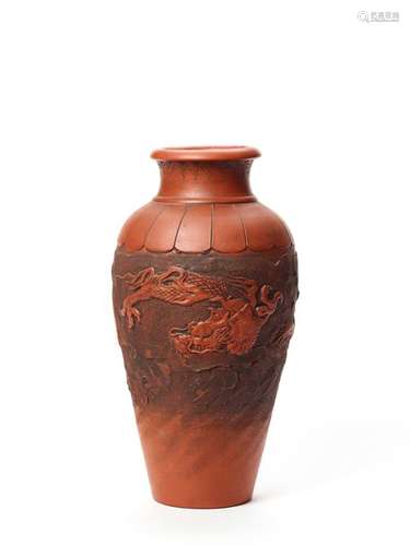 A LARGE BIZEN CERAMIC VASE WITH DRAGON, MEIJI/TAISHO