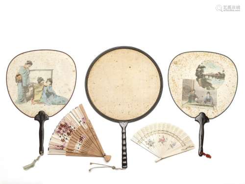 A GOOD LOT OF 5 CHINESE AND JAPANESE FANS, ca. 1900