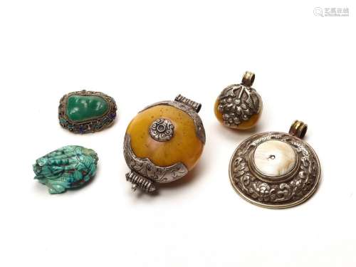 A MIXED LOT OF TIBETAN JEWELRY
