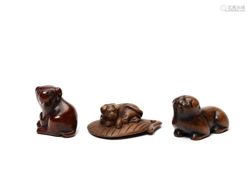 THREE WOOD NETSUKE DEPICTING DOGS