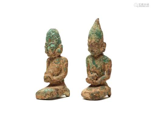A PAIR OF SOUTHEAST ASIAN BRONZE ANCESTOR FIGURES, 14TH-15TH CENTURY