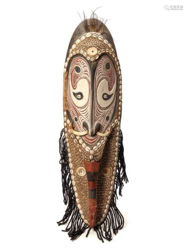A LARGE AND VERY ATTRACTIVE WOODEN MASK, PAPUA NEW GUINEA, 20TH CENTURY