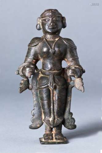 AN INDIAN 18th CENTURY STANDING FEMALE FIGURE
