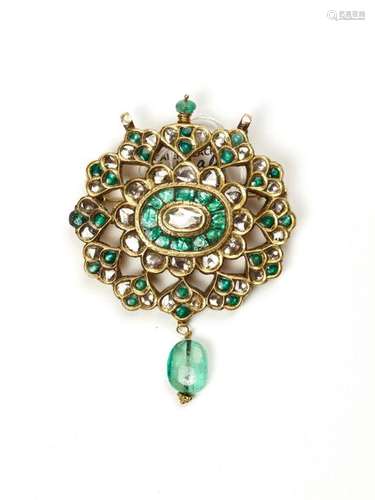 A MOGUL STYLE GOLD, DIAMOND AND EMERALD BROOCH