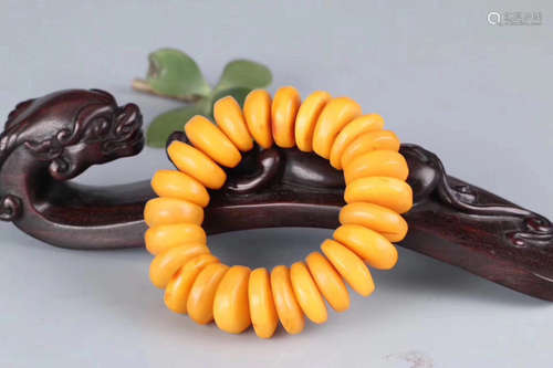 AN AMBER WHEEL SHAPED BEADS BRACELET