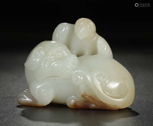 A HETIAN JADE CARVED BEAST SHAPED PENDANT