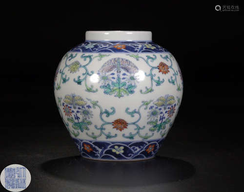 A DOUCAI BUTTERFLY PATTERN JAR