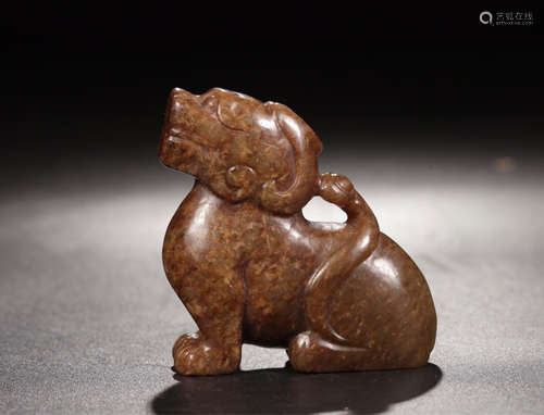 A HETIAN JADE CARVED BEAST SHAPED PENDANT