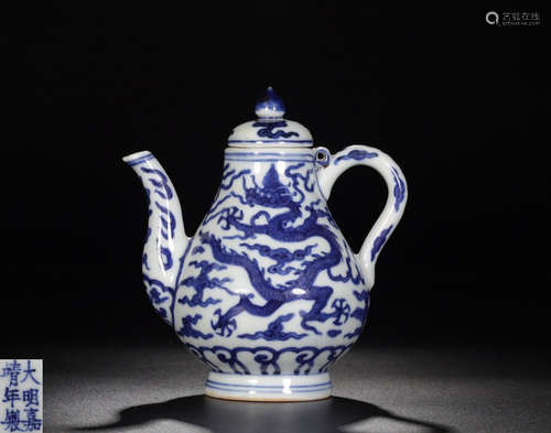 A BLUE AND WHITE DRAGON PATTERN EWER