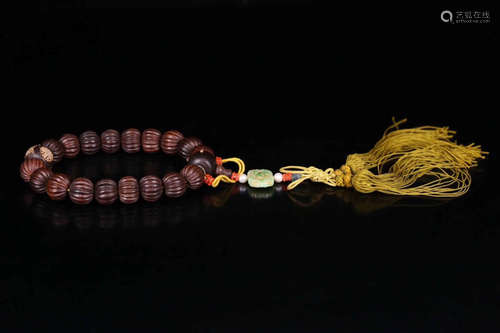 A CHENXIANG WOOD GOURD SHAPED BRACELET