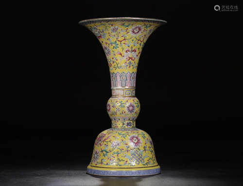 A YELLOW GLAZED FLOWER PATTERN VASE