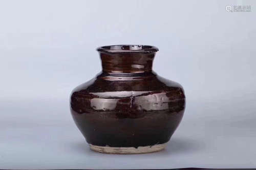 A BLACK-GLAZED PORCELAIN JAR