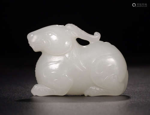 A HETIAN LYING SHEEP SHAPED PENDANT