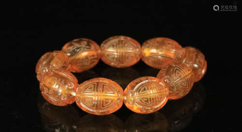 AN AMBER BEAD STRING BRACELET