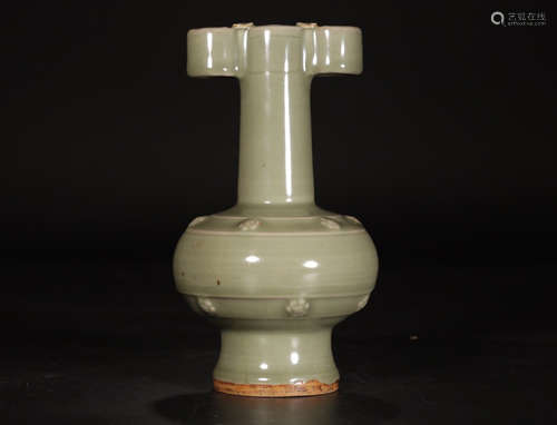 A LONGQUAN CELADON GLAZE VASE