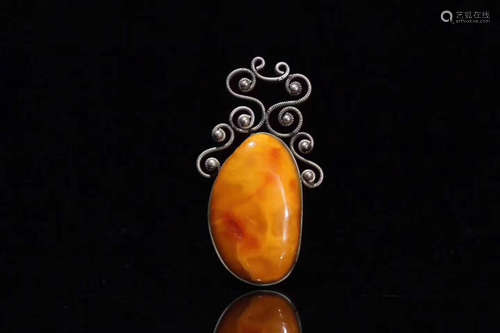 AN AMBER SILVER WRAPPED PENDANT