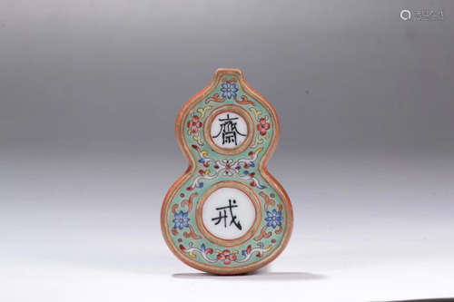 AN ENAMELED POCELAINE PENDANT