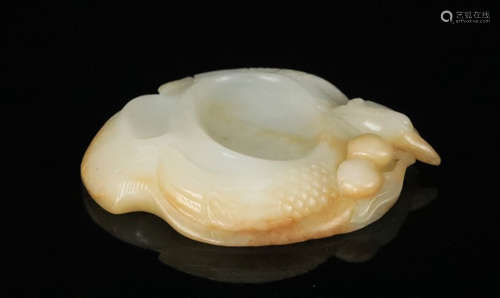 A HETIAN JADE CRANE SHAPED PEN HOLDER