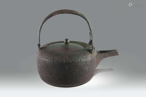 十九世纪 日本名家制乳钉纹长嘴铁壶
