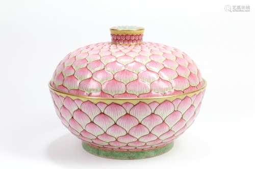 Chinese Famille-Rose Porcelain Box