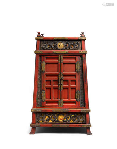 Edo period (1615-1868), 17th/18th century A red-lacquer oi (monk's backpack)