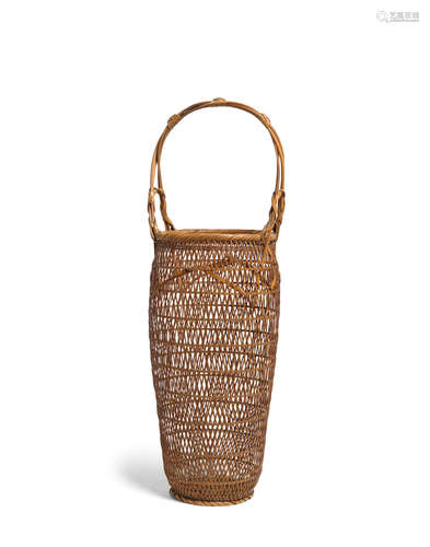 A handled bamboo flower basket Showa era (1926-1989), mid-20th century Tanabe Chikuunsai II (1910-2000)