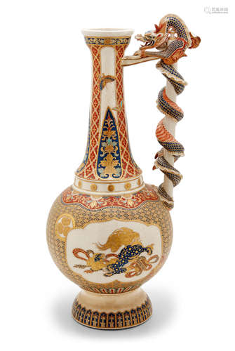 Meiji era (1868-1912), late 19th century A large Satsuma bottle vase