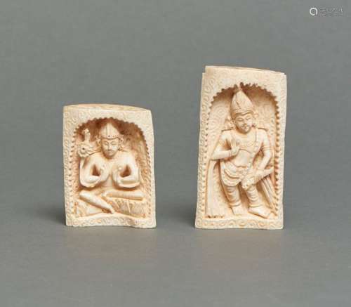 Deux sculptures indiennes en ivoire: Plaque d'ivoi…